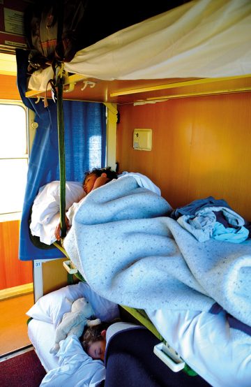 Å sove på toget er ingen problem – i hvertfall ikke for trøtte seks- og tiåringer. Foto: Privat