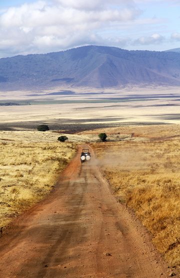 Vi kjører i ensom majestet ned til bunnen av Ngorongoro nord i Tanzania. Foto: Runar Larsen