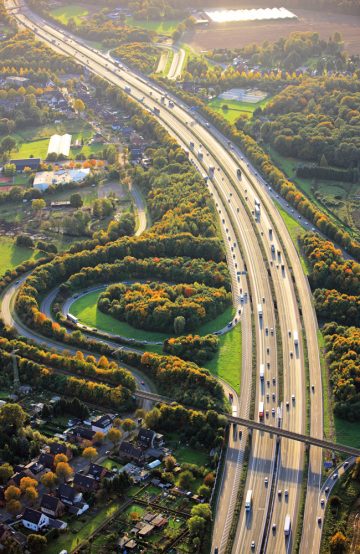 Det går fort nedover Autobahn – men det kan også være fint å ta småveiene innimellom. Foto: Jochen Knobloch
