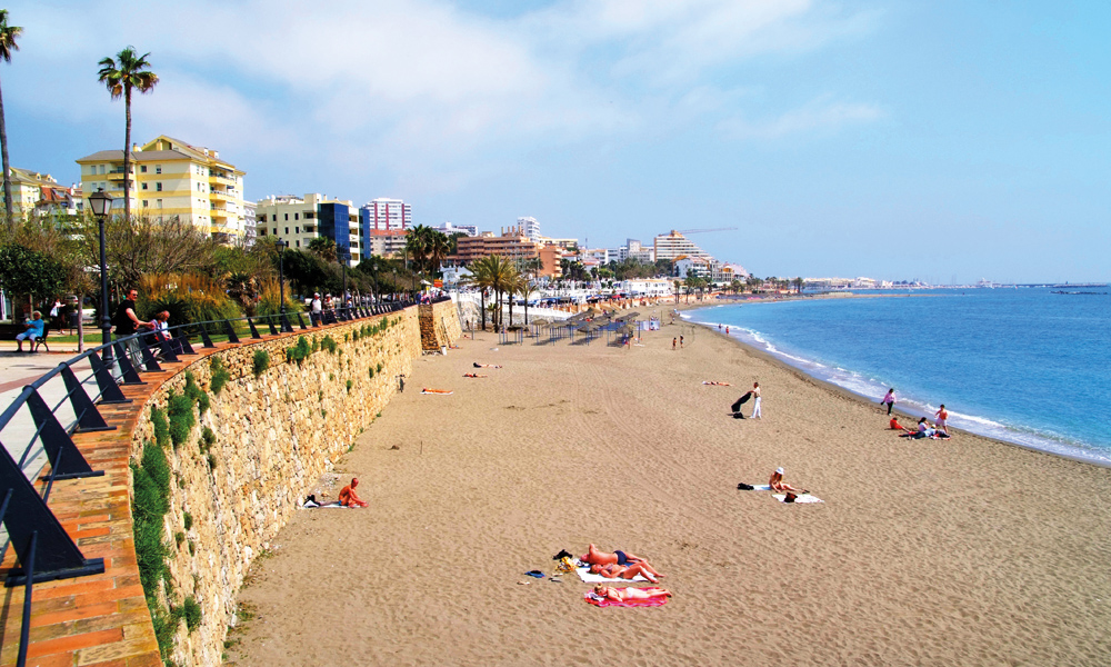 Costa del Sol – etter lange dager i bilen venter late dager på stranden i Spania. Foto: Torild Moland