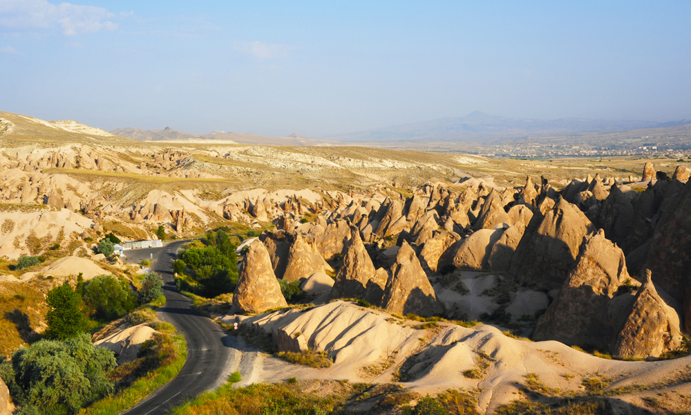 Kappadokias unike daler med soppformede steinspir er laget av vulkanutbrudd for flere millioner år siden. Foto: Ronny Frimann