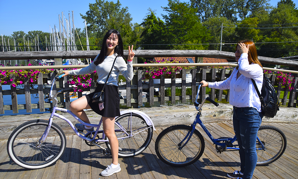 Yu Youn fra Sør-Korea utforsker Toronto Islands fra sykkelsetet – her finnes både strender og koselige kaféer. 