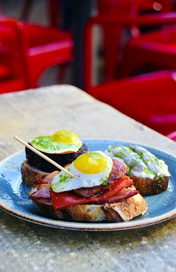 Bar Raval ligger i nærheten av Kensington Market og er inspirert av Baskerlands Pintxos-barer. Foto: Mari Bareksten