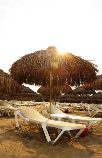 Luksuriøse 4- og 5-stjerners resorter ligger på rekke og rad langs den halvannen mil lange stranden. Foto: Torild Moland