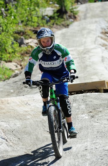 Downhillsykling krever konsentrasjon, og mer kjernemuskulatur enn man skulle tro, lærer Andreas Steinestø (13) raskt. Foto Torild Moland 