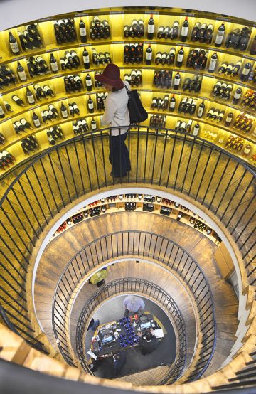 Vinbutikken L´ Intendant er ikke bare en av Bordeaux' beste, det er også den mest fotograferte – vinkeltrappen er et populært fotomotiv. Foto: Gjermund Glesnes