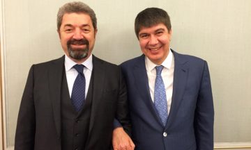 Borgermester Menderes Türel i Antalya på snarvisitt i Norge for å promotere sitt land og destinasjon, som har opplevd en dramatisk svikt i turister i år. Foto: Ronny Frimann