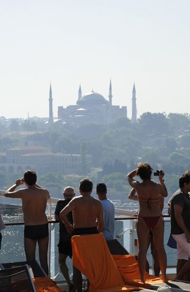De fleste rederier har droppet Istanbul i sommer, så cruiseturistene går glipp av denne magiske innseilingen til en av verdens vakreste byer. Foto: Torild Moland 