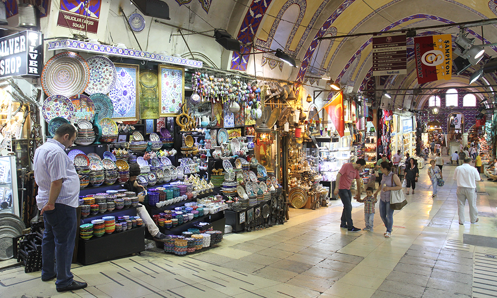 Grand Bazaar, eller Kapalicarsi, er en av verdens største og eldste innendørs markedshaller - et vidunderlig kaotisk og fargerikt område som vanligvis er proppfullt av turister. Nå om dagen er det god plass mellom bodene. Foto: Runar Larsen