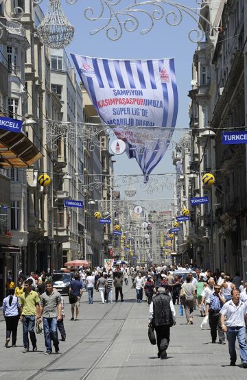 Istanbuls hovedgate İstiklal Caddesi (Uavhengighetsgaten) er vanligvis så full av mennesker at man nesten ikke kommer fram. Foto: Torild Moland