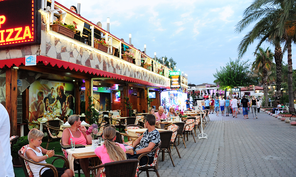 Turisme er den viktigste inntektskilden i Antalya-regionen, som kan tape 75 milliarder kroner på at turistene uteblir i år. Foto: Torild Moland 