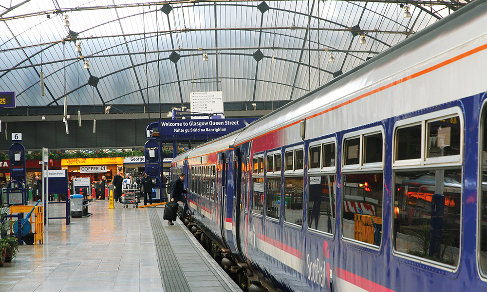 Ekspresstoget mot Mallaig står klart til avgang fra Glasgow stasjon. En av fordelene med å ta tog er at du ankommer byens sentrum – helt uten kø og leting etter parkeringsplass. Foto: RUNAR LARSEN