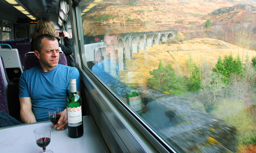 Neill Rowney er rene stamgjesten om bord i West Highland Railway, og det kun fordi han nyter turen. Noe annet ærend har han ikke. Foto: RUNAR LARSEN