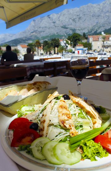 På restaurant Bura, som ligger innerst i havnen, serveres både god mat og flott utsikt. Foto: Ida Anett Danielsen 