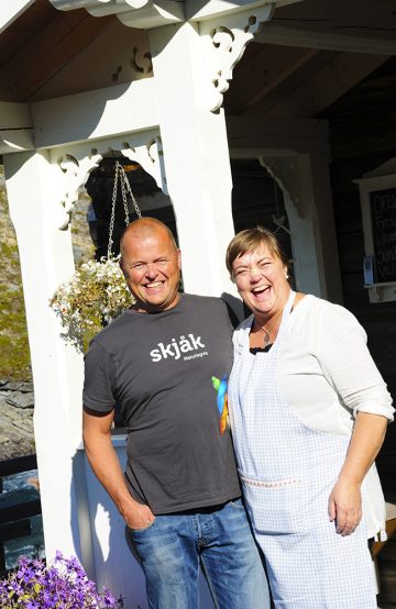 Marianne Stensgård og Arnstein Fjerdinggreen åpnet Billingen Seterpensjonat i juli 2015, i et hus fra bygda på en plass som har vært i familien i alle år. Foto: Torild Moland