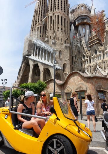 Bilen vet hele tiden hvor vi befinner oss, og kan fortelle om alle severdighetene vi kjører forbi – som ikoniske La Sagrada Familia. Foto: Torild Moland 