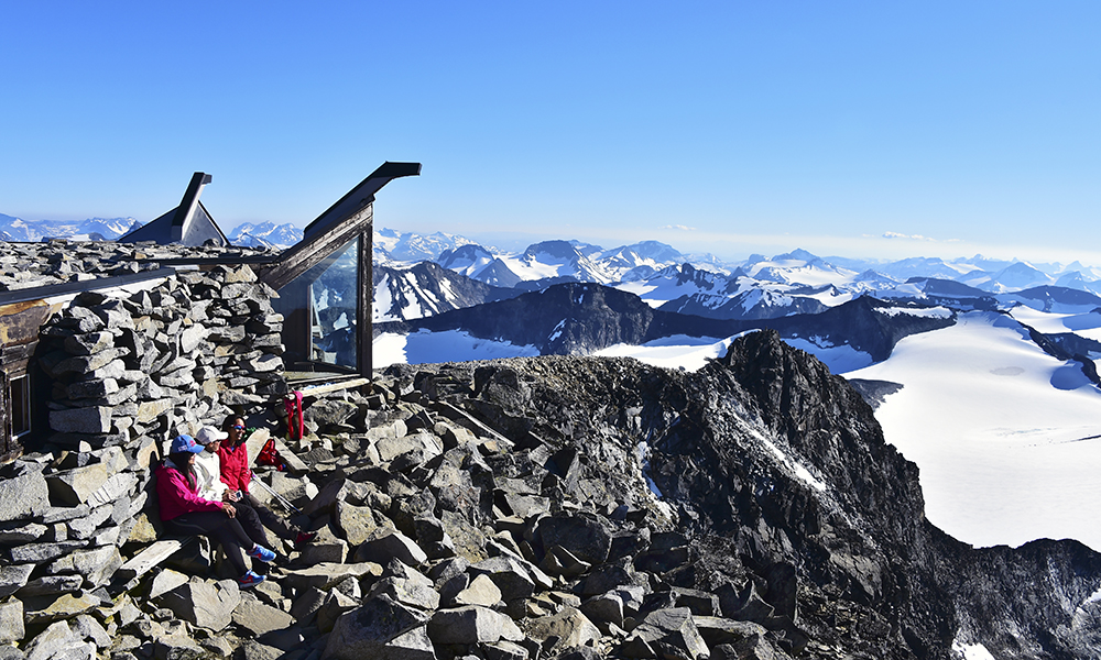 Galdhøpiggen er en av Norges mest populære turer, og hvert år går over 30 000 til topps. Foto: Ronny Frimann