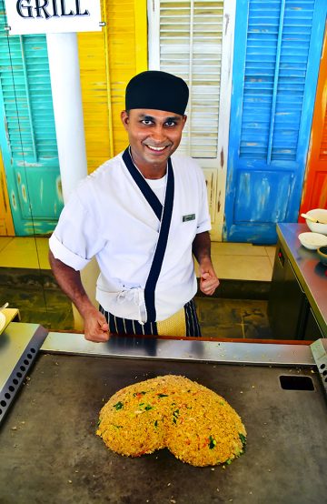Maten på Centara er himmelsk – kokken Sarath Edirisinghe i Reef Restaurant frister med både fritert scampi og tradisjonell teppanyaki. Foto: Torild Moland