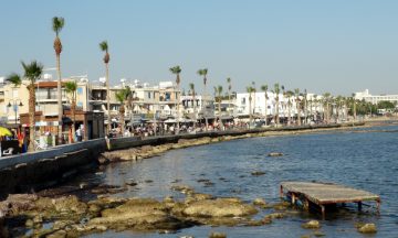 De fleste turister holder seg i den delen av Pafos som ligger nede ved sjøen. Her er det masse koselige restauranter og tilbud døgnet rundt, og enda mer vil skje i 2017 når Pafos er Europeisk kulturhovedstad. Foto: Torild Moland