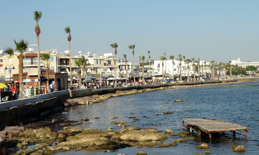 De fleste turister holder seg i den delen av Pafos som ligger nede ved sjøen. Her er det masse koselige restauranter og tilbud døgnet rundt, og enda mer vil skje i 2017 når Pafos er Europeisk kulturhovedstad. Foto: Torild Moland