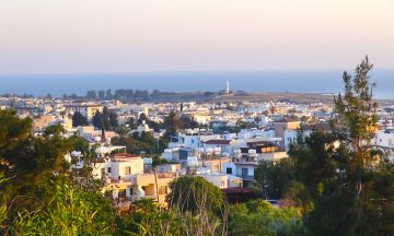 Pafos er løselig delt inn i nye og gamle Pafos, eller øvre og nedre bykjerne, der turistområdet ligger nede ved havna og et mer levende bysentrum ligger tre kilometer opp i høyden. Foto: Torild Moland