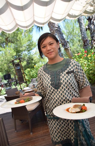 Restauranten Palapa henter sin inspirasjon fra havet utenfor. Karina Ly serverer oss en lettsaltet torsk med tomatsaus. Foto: Mari Bareksten