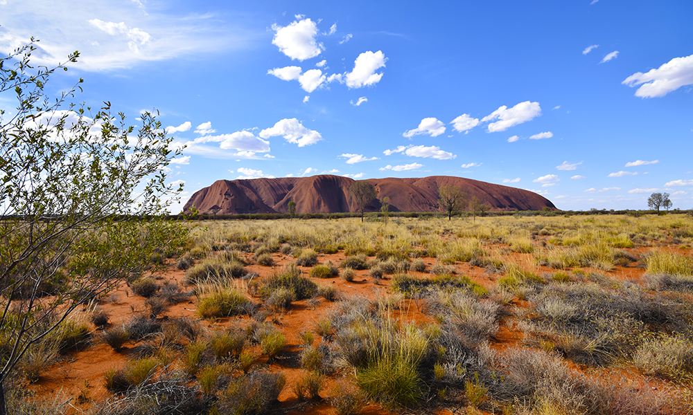 Den 348 meter høye monolitten er en av Australias mest kjente ikoner og aboriginernes aller helligste fjell. Foto: Mari Bareksten 