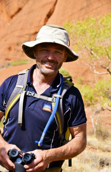 Guide og eventyrer Joe Gracie (51) viser vei langs den sju kilometer lange fotturen mellom Kata Tjutas fjellknauser. Foto: Mari Bareksten