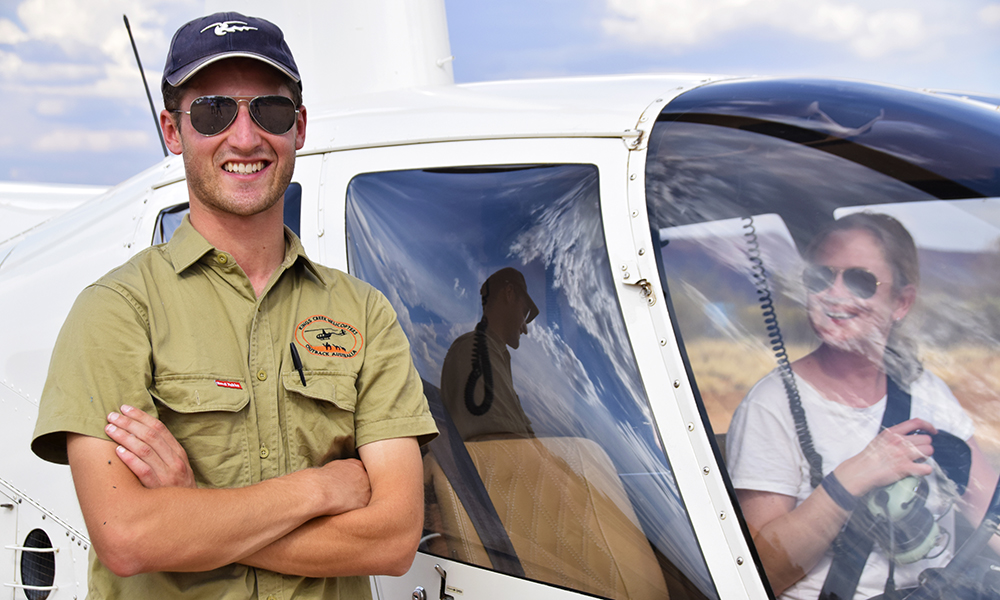 Helikopterpiloten Mitch Watson (23) tar oss med på et luftig svev over Kings Creek Station. Foto: Mari Bareksten