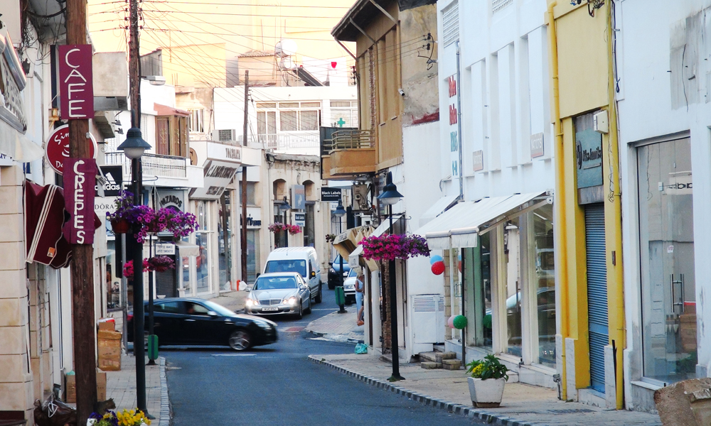 Pafos er løselig delt inn i nye og gamle Pafos, eller øvre og nedre bykjerne, der turistområdet ligger nede ved havna og et mer levende bysentrum ligger tre kilometer opp i høyden. Foto: Torild Moland