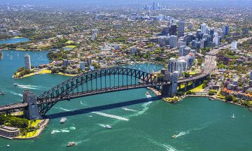 Sydney Harbour Bridge er et av byens mest ikoniske byggverk, sammen med det verdenskjente operahuset. Foto: Destination NSW
