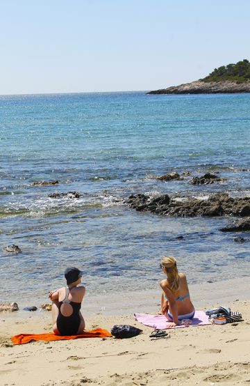 Plaza Przina ligger i Lumbarda og er en av øyas beste strender. I tillegg til myk sand har den også både restaurant og bar. Foto: Ida Anett Danielsen 