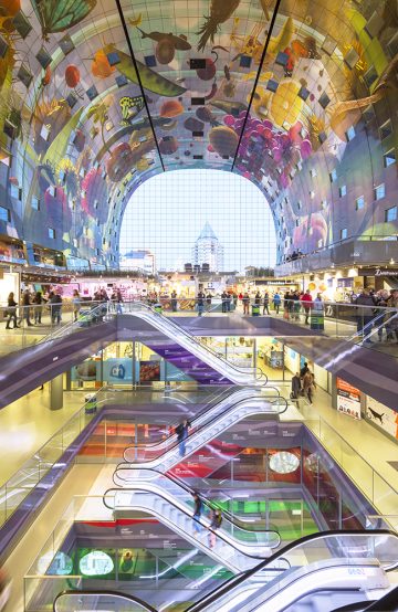 I taket i Rotterdams nye markedshall finner man et av verdens største kunstverk. Det gigantiske maleriet som symboliserer et overflødighetshorn måler rundt 11 000 kvadratmeter og er designet av Arno Coenen. Foto: Ossip Van Duivenbode/ Rotterdam Info C. Architect: MVRDV