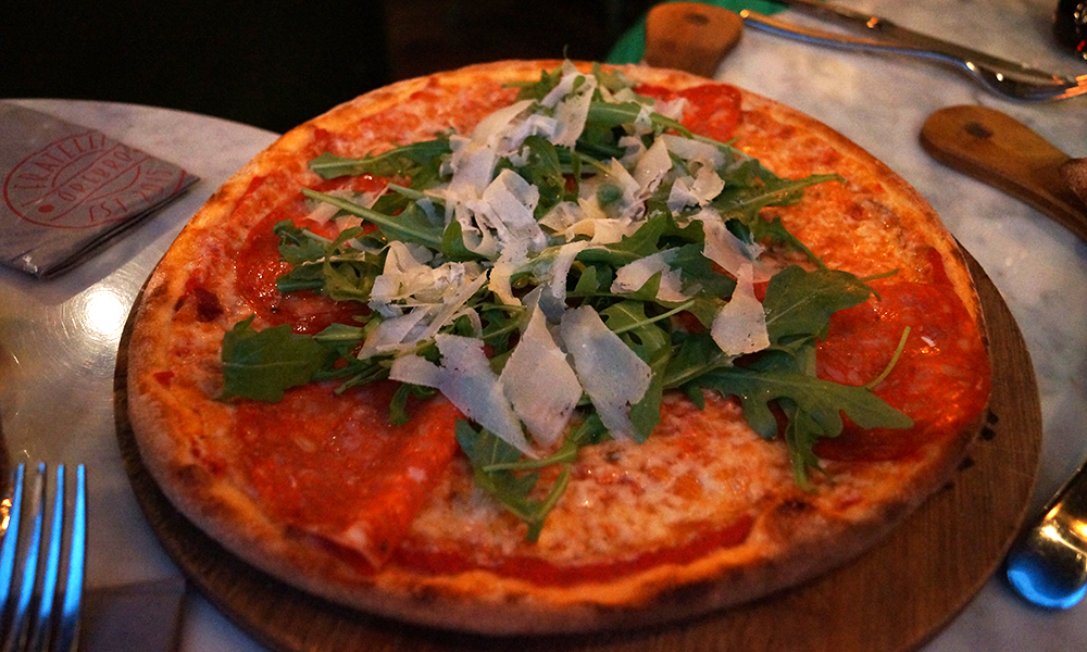 En av de deilige pizzaene vi fikk servert på Fratelli. Foto: Trude Grande Fjellbirkeland