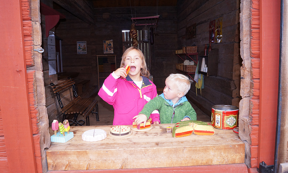 En av bygninene på Wadköping hadde de laget til et lekehus for barna. Her kunne de boltre seg i bakeriet, landhandleren og bondegården. Kom å kjøp! Foto: Trude Grande Fjellbirkeland