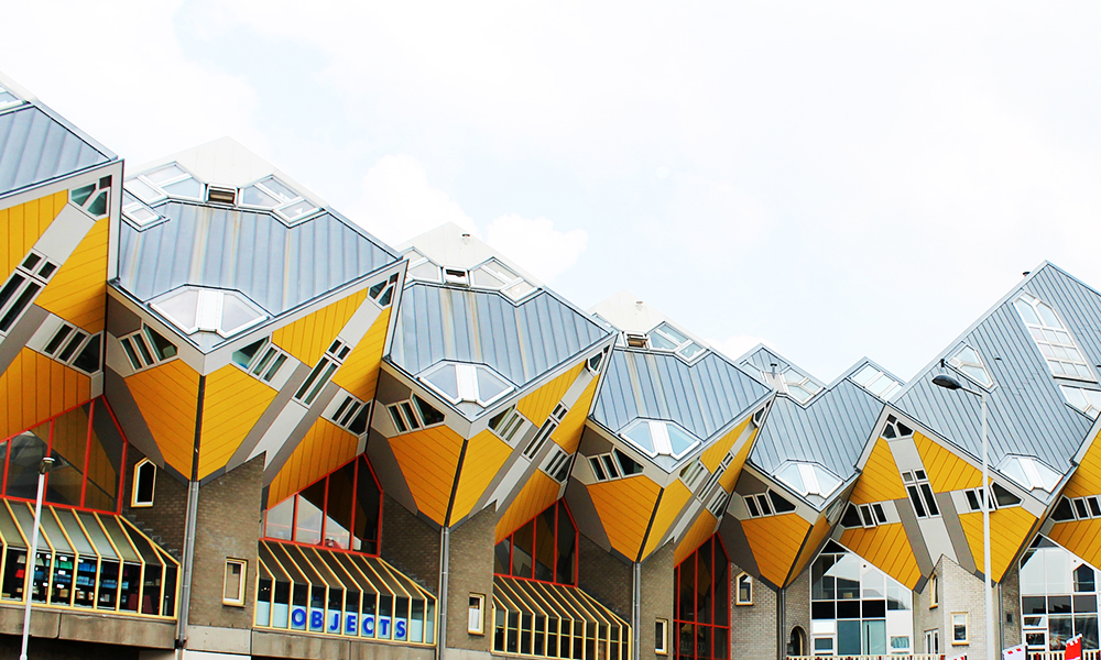 De velkjente gule kubehusene ble bygd på starten av 80-tallet av designeren Piet Blom, og var et av byens første synlige tegn på den arkitektoniske nytenkningen. I dag huser kubene blant annet et museum og hostell. Foto: Ida Anett Danielsen