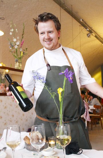 Jim de Jong (27) disker opp med ny meny hver dag i sin egen restaurant – og akkompagnerer det hele med god vin. Foto: Ida Anett Danielsen 