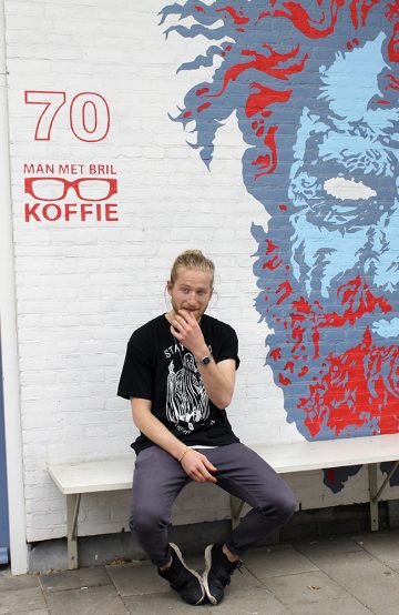 Hos Man met Bril Koffie bryr de seg ikke om vann og rennetid. I stedet måler barista Jacko van Dijke (25) kaffebønner på grammet og sørger for perfekt espresso hver gang. Foto: Ida Anett Danielsen