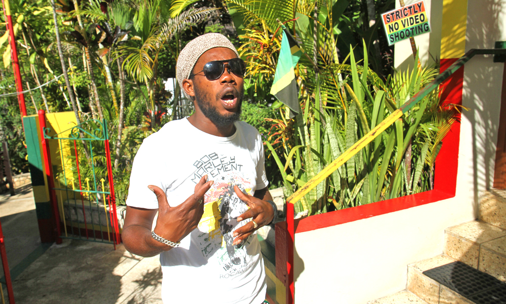 Hør og lær om Bob Marley ved hans føde-og gravsted. Be om guiden Curtis Pert -kjent som "Crazy". Foto: Runar Larsen 