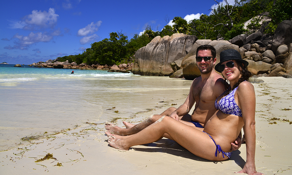 Seychellene står absolutt til forventingene, mener Giancomo Narino (30) og Federica Calandra (30), som har lille Eduardo (4 måneder) i magen. De nyter strandlivet på den prisbelønte stranda Anse Lazio. Foto: Torild Moland 