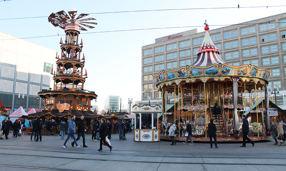 Markedet på Alexanderplatz er et av de mest hektiske og populære – med den store pyramiden som naturlig midtpunkt. Foto: Ida Anett Danielsen