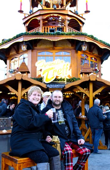 Da Vicky og James Wigfall fra England skulle på førjulstur var valget enkelt: – Det er en helt unik atmosfære i Berlin i desember. Vi storkoser oss! Foto: Ida Anett Danielsen