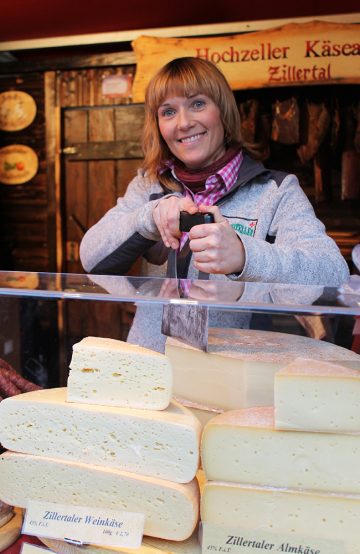 Nadja Liebetrau fra Østerrike kommer igjen år etter år for å selge ost og pølser på Gendarmenmarkt-markedet. Mest fordi det er så koselig. Foto: Ida Anett Danielsen 
