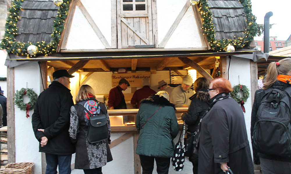 Det dufter godt på julemarked i Berlin. I mange av bodene baker de nystekte brød og kaker – og den tradisjonelle og myke pepperkaken «lebkuchen» er et must! Foto: Ida Anett Danielsen