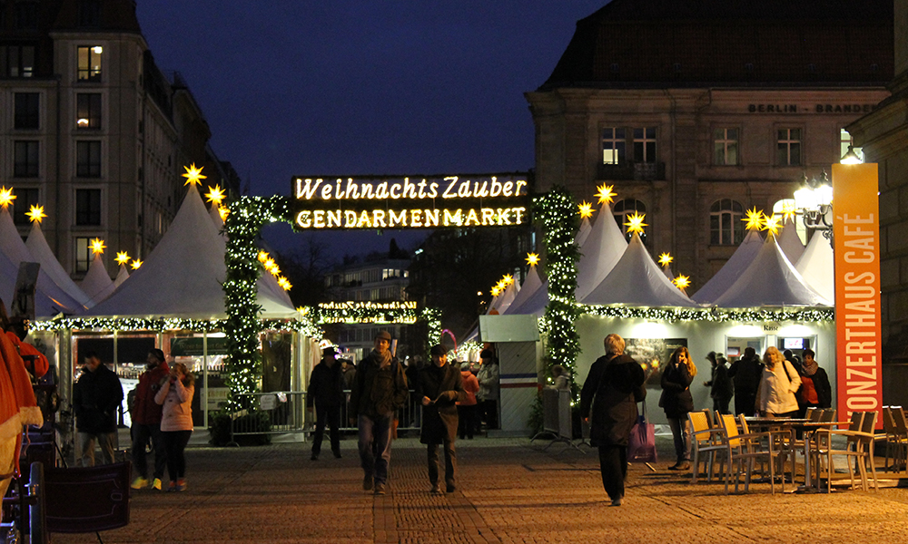 Gendarmenmarkt er det mest populære, og muligens aller vakreste, av Berlins julemarkeder. Og aller koseligst er det i skumringstiden og etter at mørket har lagt seg. Foto: Ida Anett Danielsen