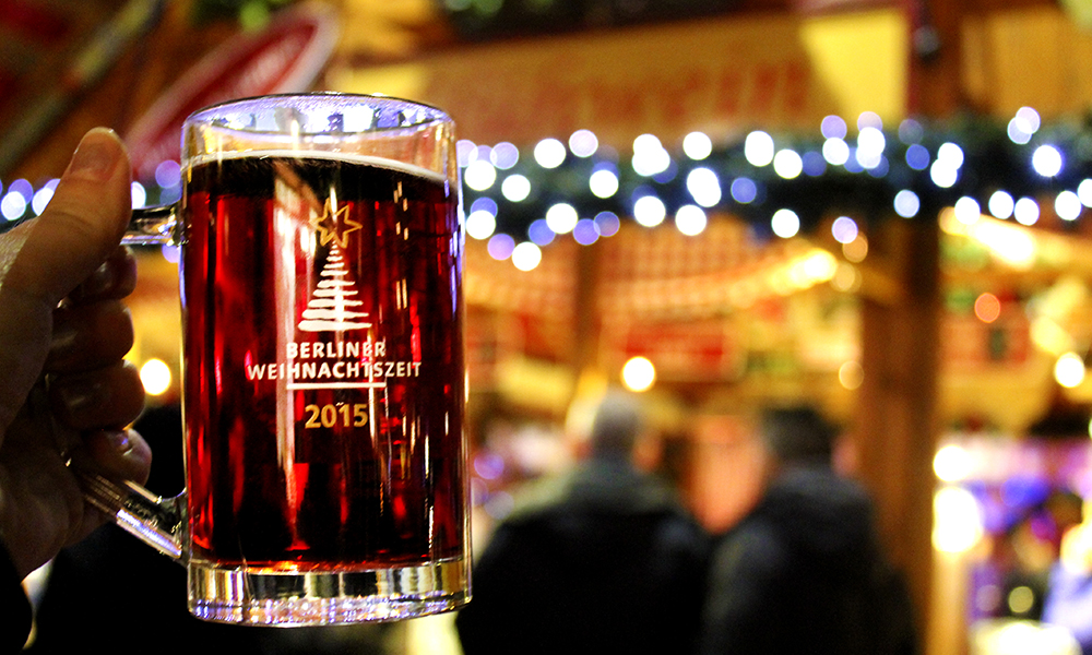 Glühwein – tyskernes svar på gløgg – varmer godt i vinterkulda. Glassmugga kan bli med hjem som souvenir. Foto: Ida Anett Danielsen
