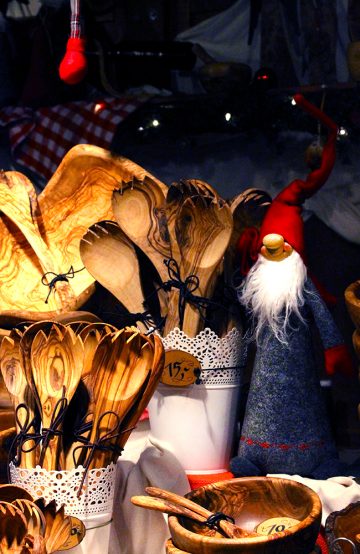 Det kryr av nisser, lys og annen julepynt i de mange koselige bodene på markedene. Her kan man gjøre noen gode shoppingkupp! Foto: Ida Anett Danielsen