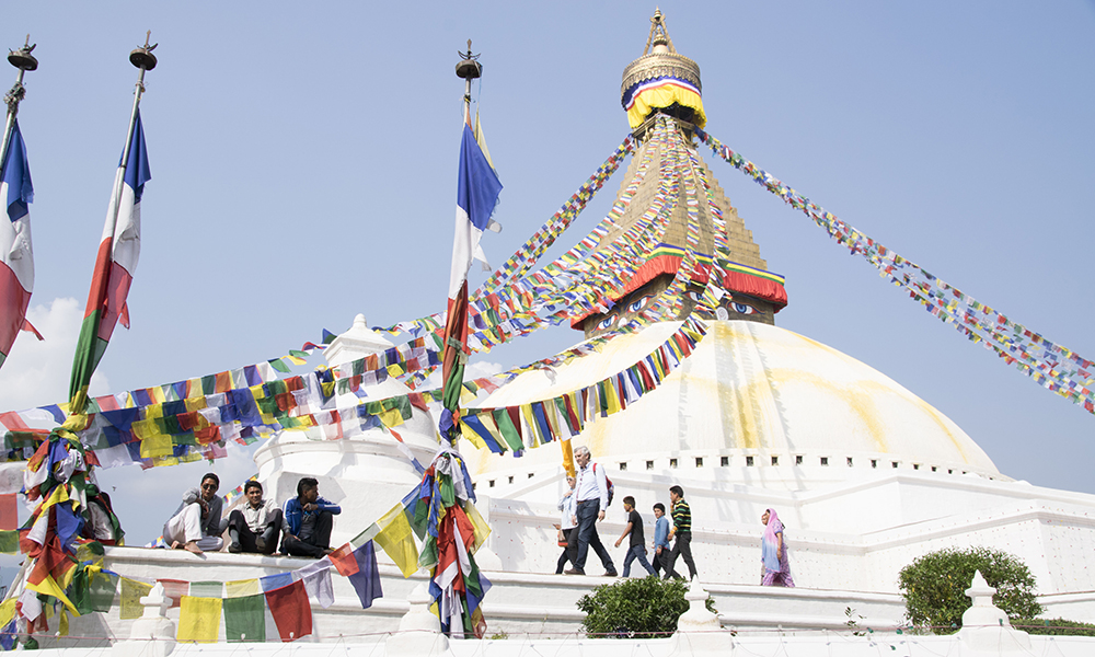 Stupaen Boudhanath er buddhistenes helligste sted utenfor Tibet. Etter at jordskjelvet lagde en sprekk i stupaen fant man ut at verdensarven trengte restaurering. Det er kun toppen som blir restaurert. Foto: Mari Bareksten 