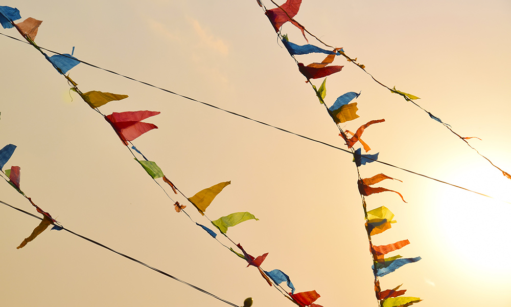 De fargerike bønneflaggene vaier i vinden ved Pashuputinath tempelet. Fargene symboliserer de fem elementene: himmel, vind, ild, vann og jord. Foto: Mari Bareksten 