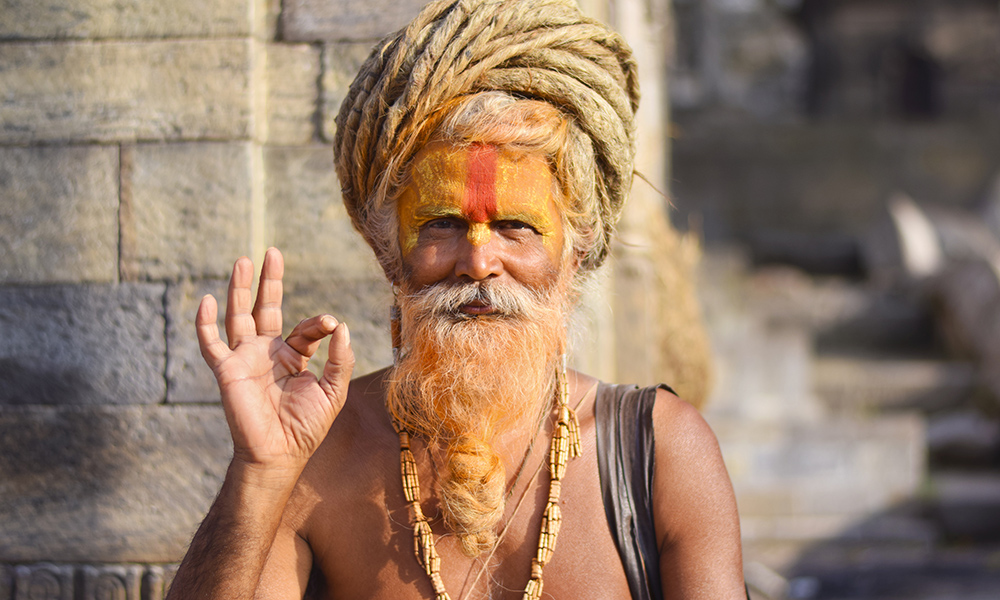 Pashupatinath er et av hinduismens helligste templer, og det er der mange hinduer kremeres, helst innen 24 timer. Radhe Baba Ramanandi kommer hit hver eneste dag. Foto: Mari Bareksten 